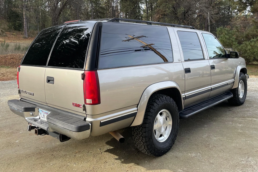 1999 GMC Suburban 8th Gen - Image 4 of 31
