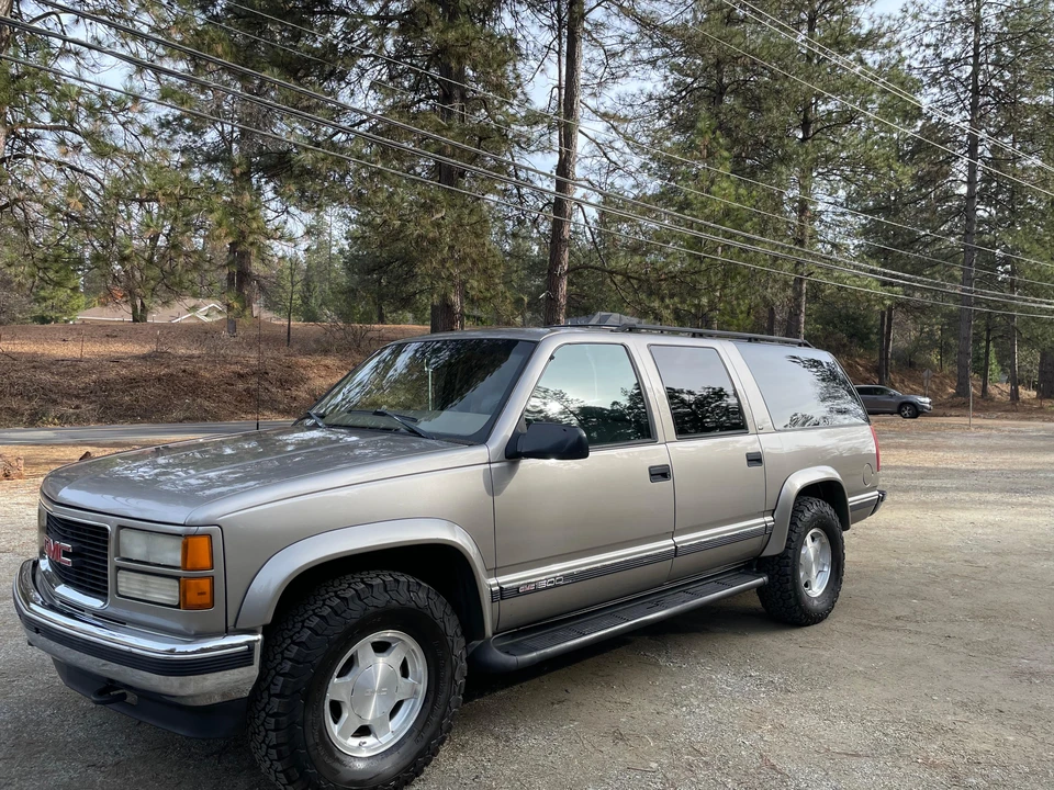 1999 GMC Suburban 8th Gen - Image 9 of 31