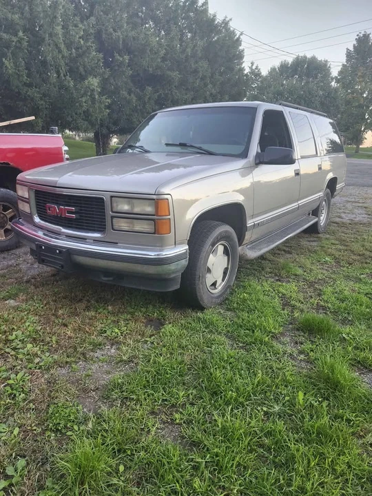 1999 GMC Suburban 8th Gen - Image 3 of 5