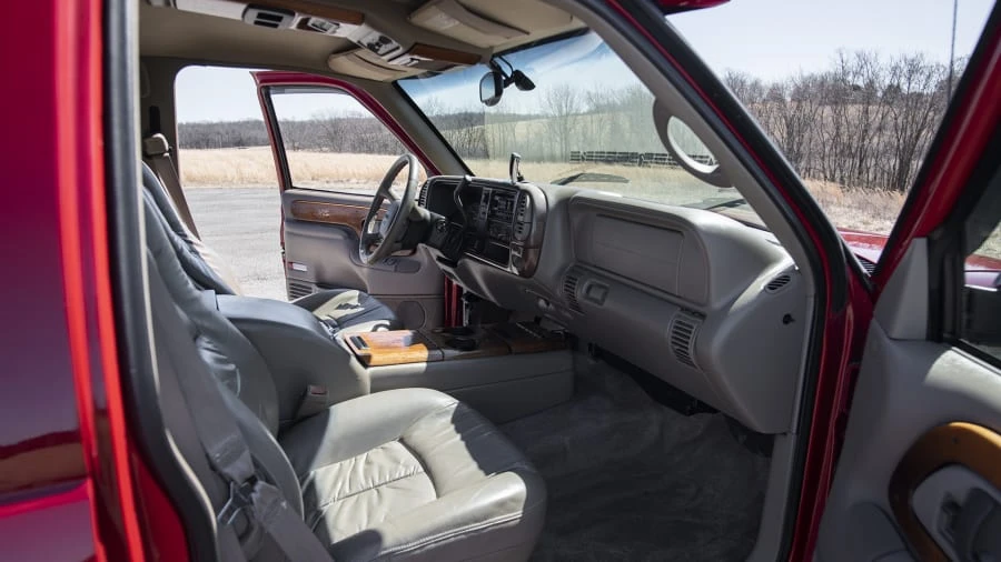 1999 GMC Suburban 8th Gen - Image 5 of 12