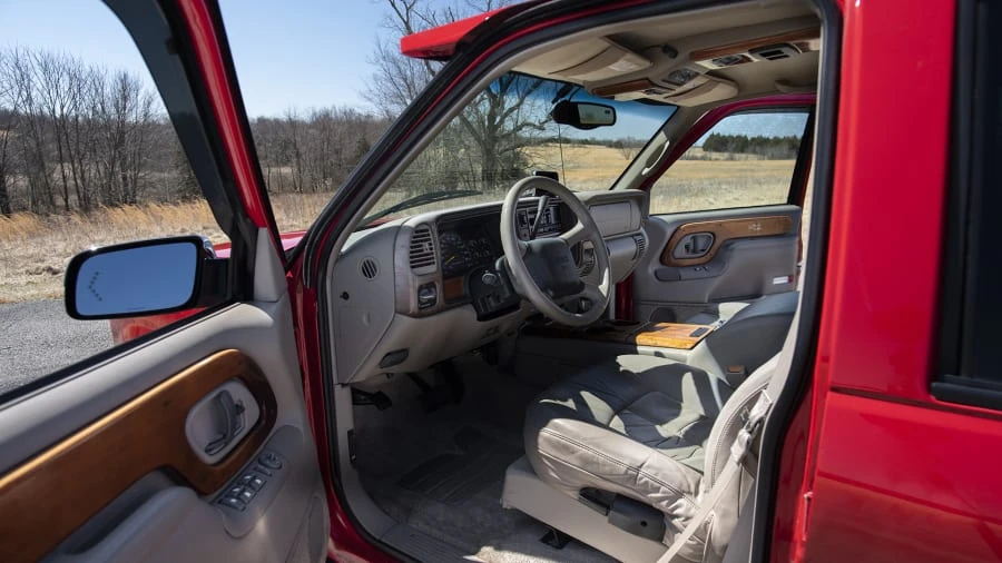 1999 GMC Suburban 8th Gen - Image 4 of 12