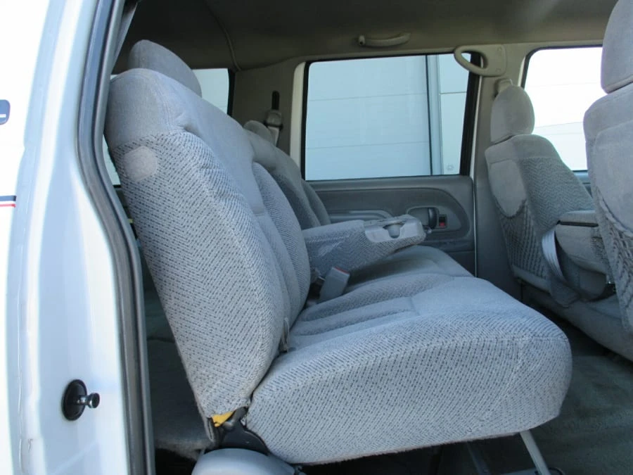 1999 GMC Suburban 8th Gen - Image 12 of 16
