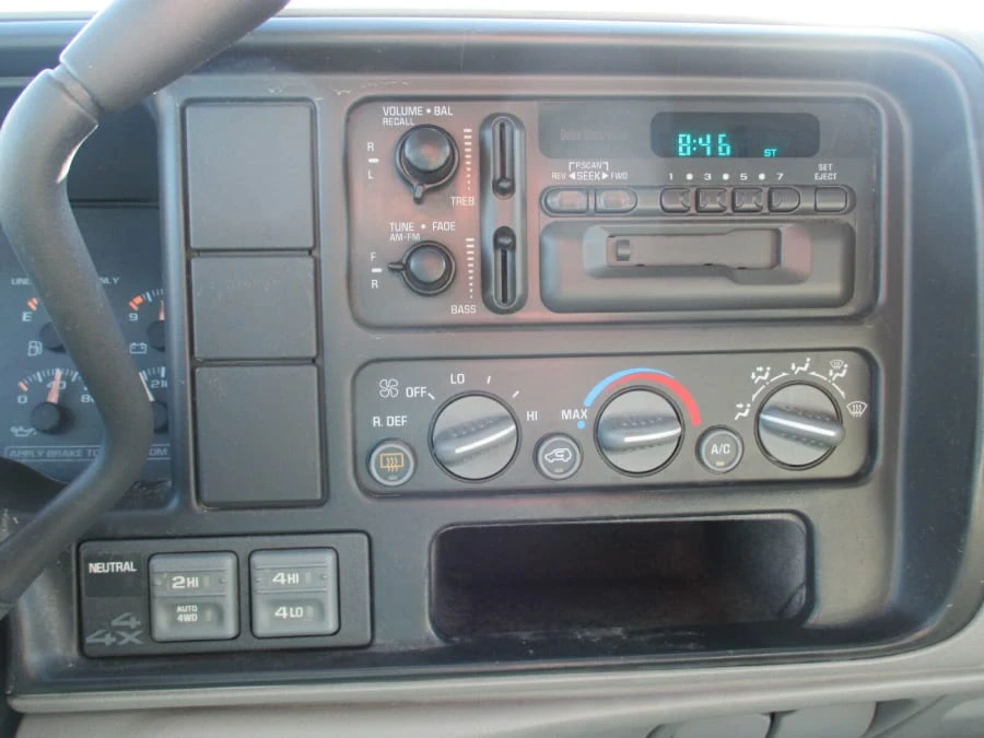 1999 GMC Suburban 8th Gen - Image 15 of 16