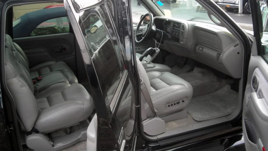 1999 GMC Suburban 8th Gen - Image 2 of 2