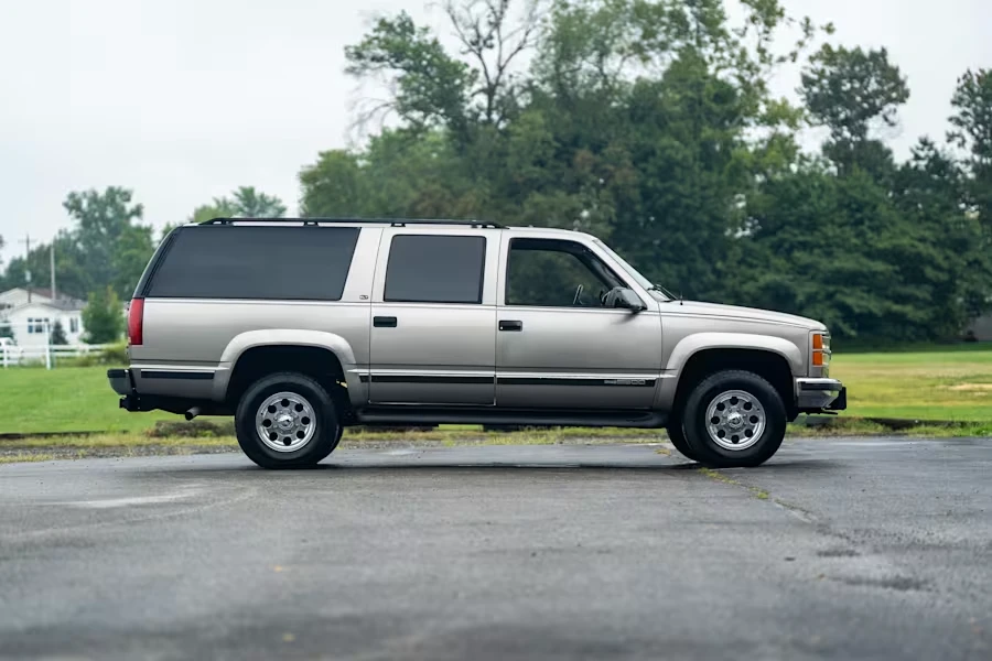 1999 GMC Suburban 8th Gen - Image 2 of 31