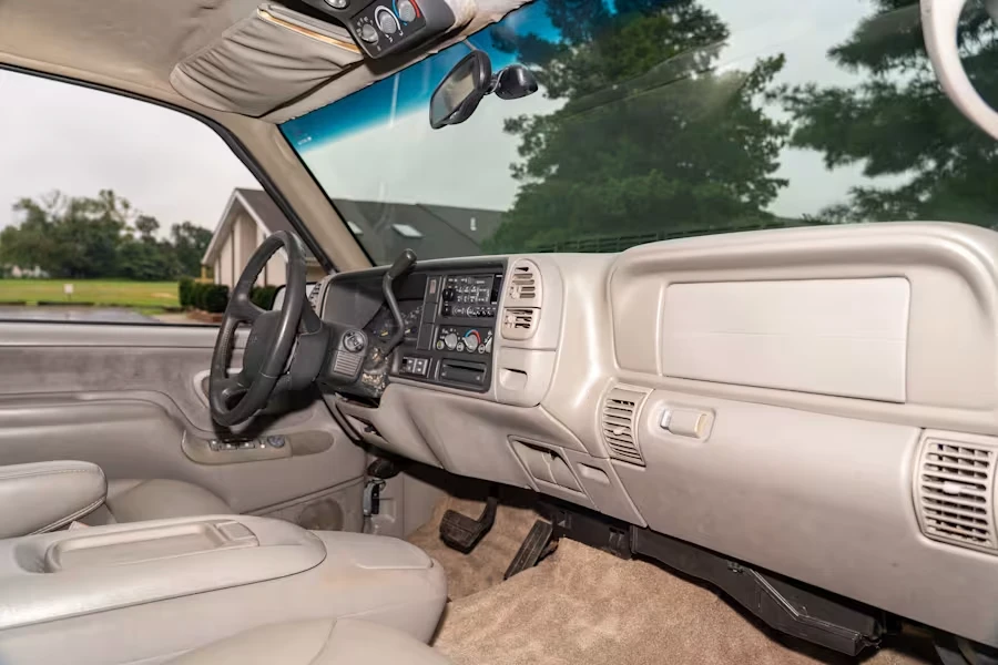 1999 GMC Suburban 8th Gen - Image 18 of 31
