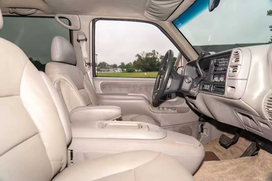 1999 GMC Suburban 8th Gen - Image 24 of 31