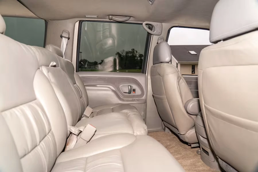 1999 GMC Suburban 8th Gen - Image 26 of 31