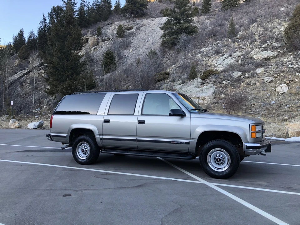 1999 GMC Suburban 8th Gen - Image 3 of 31