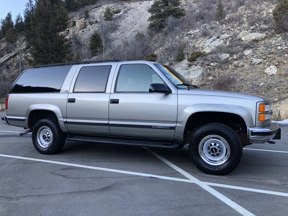1999 GMC Suburban 8th Gen - Image 2 of 31
