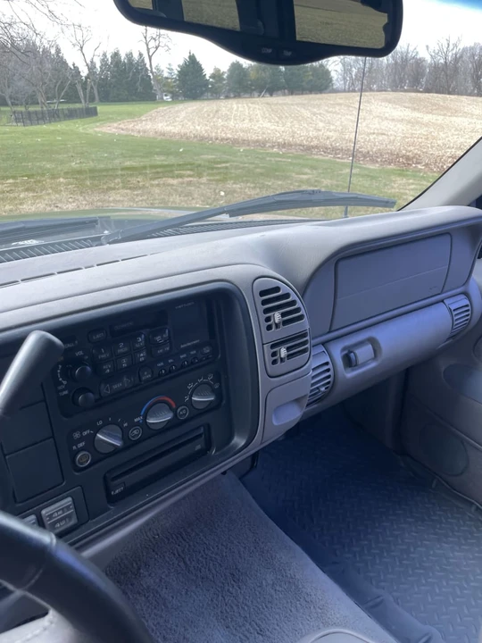 1999 GMC Suburban 8th Gen - Image 17 of 21
