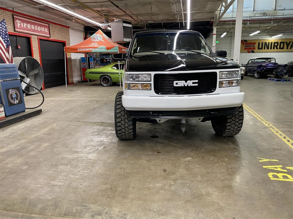 1999 GMC Suburban 8th Gen - Image 2 of 19