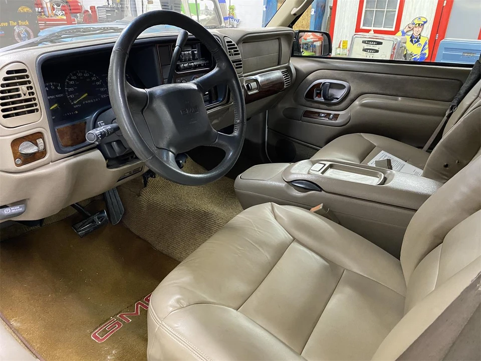 1999 GMC Suburban 8th Gen - Image 12 of 19