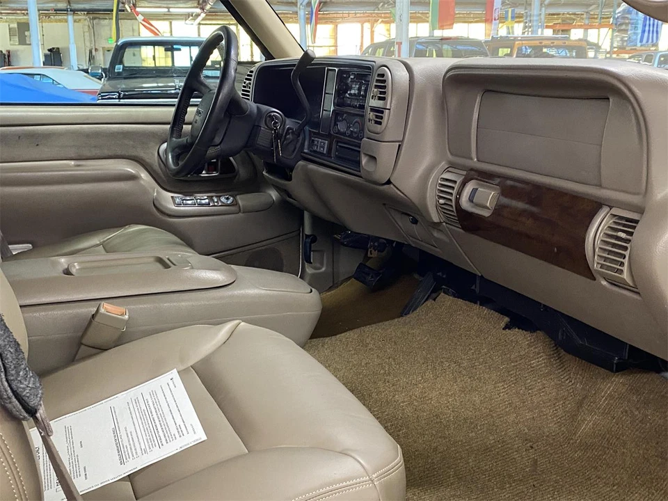 1999 GMC Suburban 8th Gen - Image 17 of 19