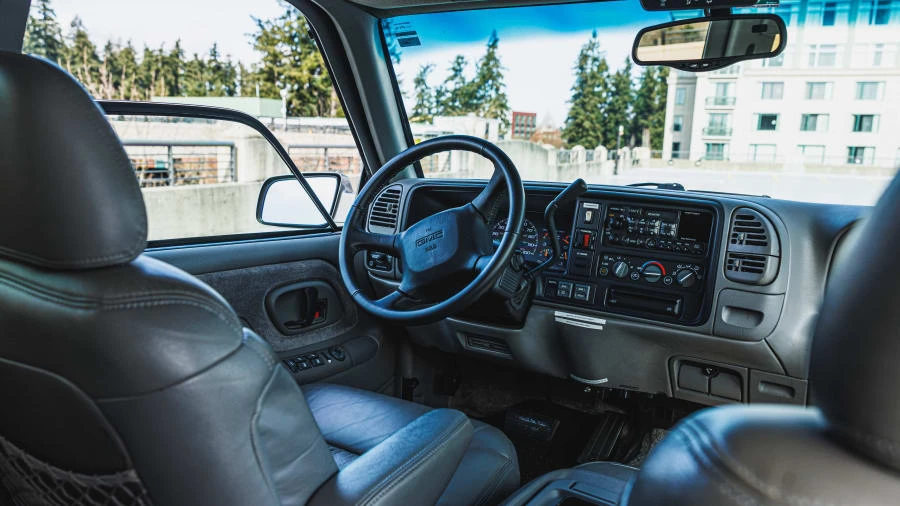 1999 GMC Suburban 8th Gen - Image 5 of 28