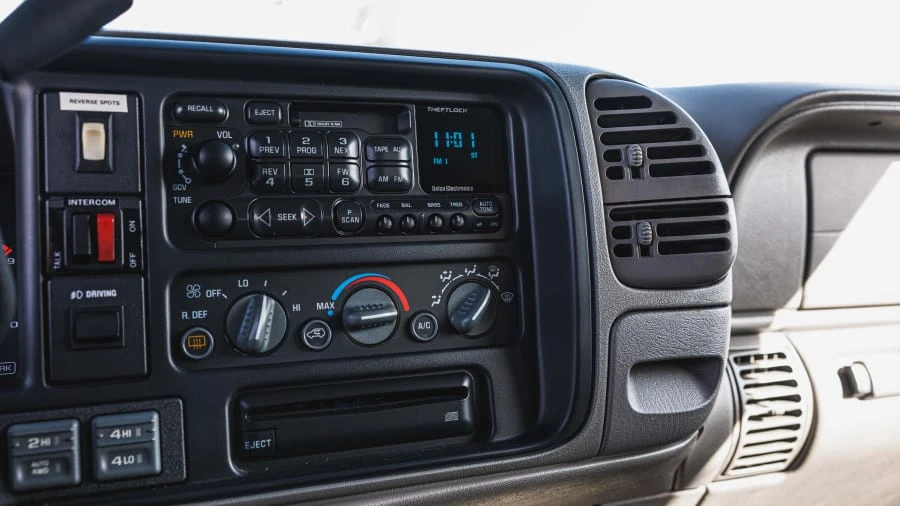 1999 GMC Suburban 8th Gen - Image 11 of 28