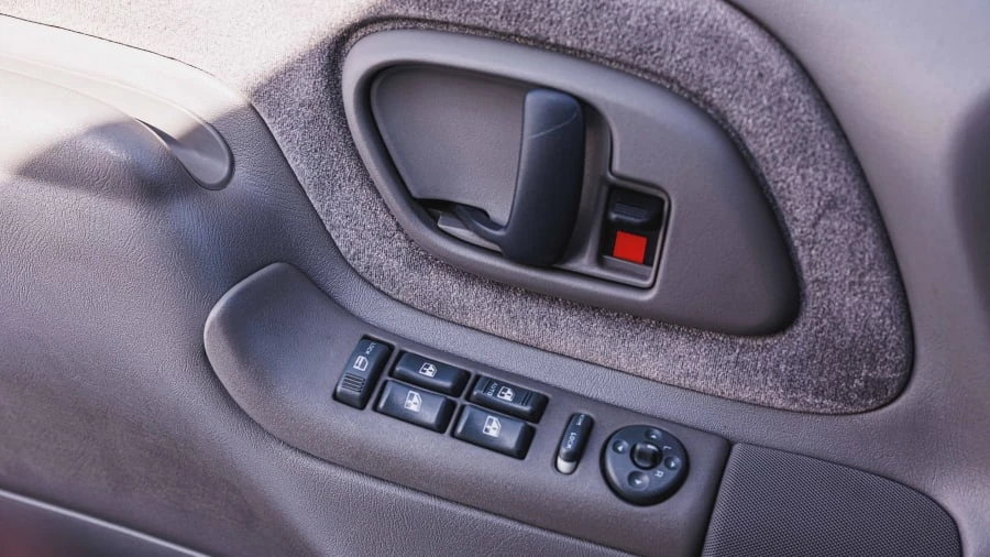 1999 GMC Suburban 8th Gen - Image 16 of 28