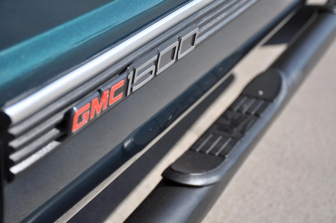 1999 GMC Suburban 8th Gen - Image 31 of 31
