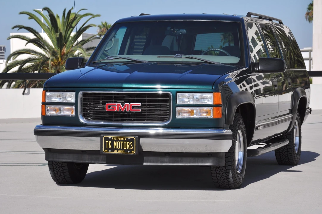 1999 GMC Suburban 8th Gen - Image 2 of 31