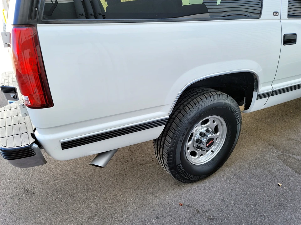 1999 GMC Suburban 8th Gen - Image 24 of 31
