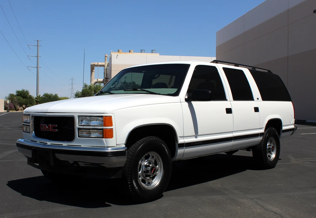 1999 GMC Suburban 8th Gen - Image 2 of 31