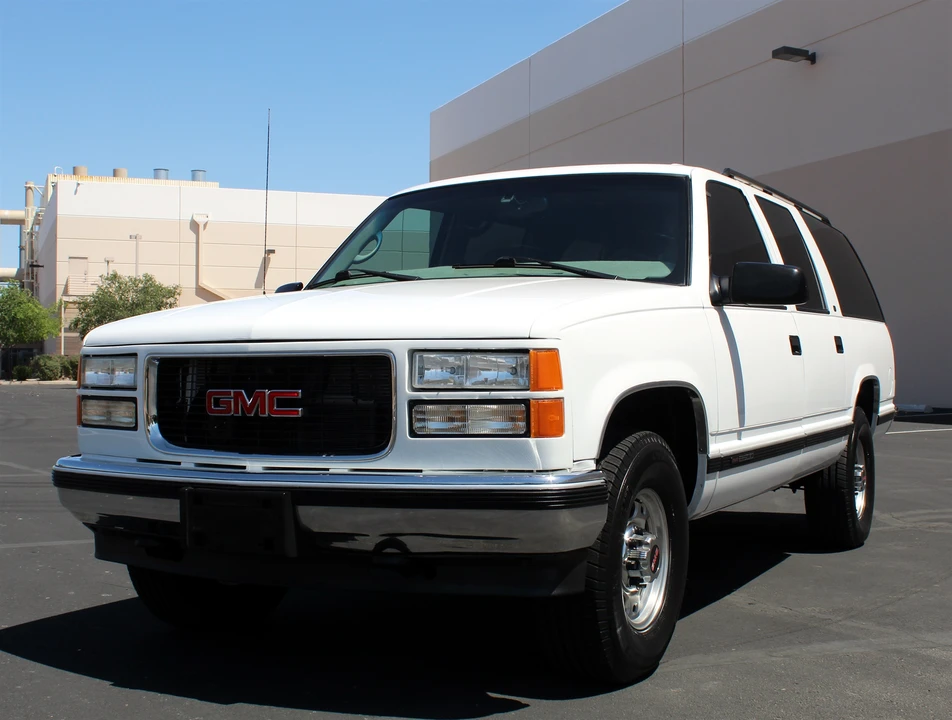 1999 GMC Suburban 8th Gen - Image 3 of 31