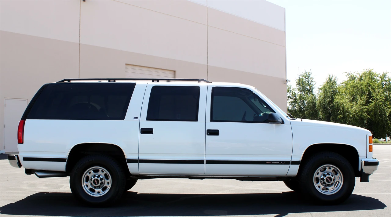 1999 GMC Suburban 8th Gen - Image 8 of 31