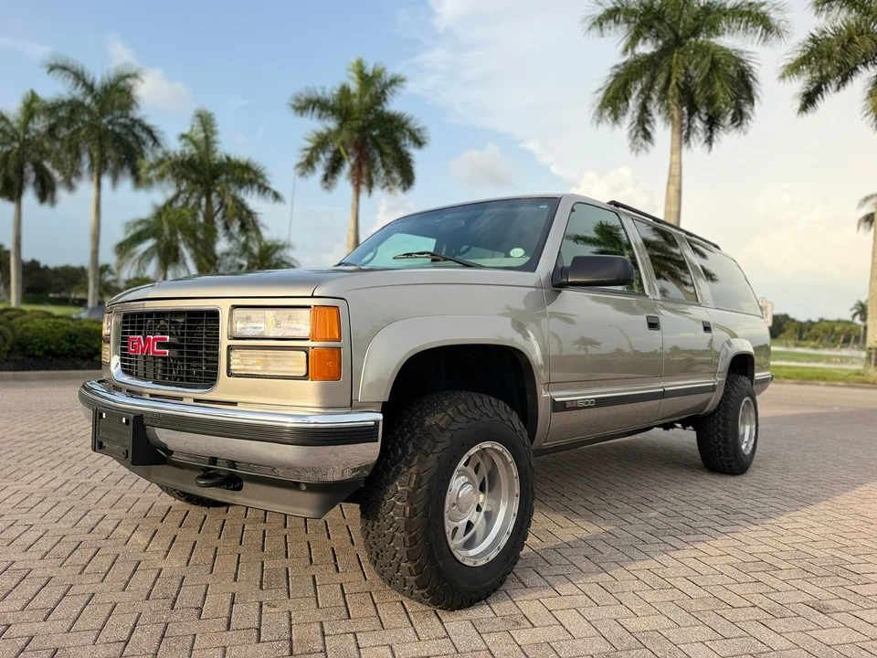 1999 GMC Suburban 8th Gen - Image 4 of 31