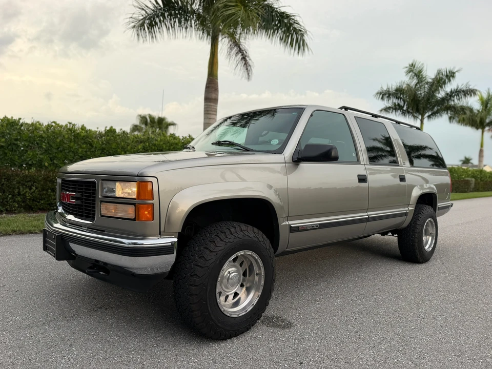 1999 GMC Suburban 8th Gen - Image 2 of 31