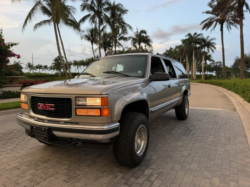 1999 GMC Suburban 8th Gen - Image 9 of 31