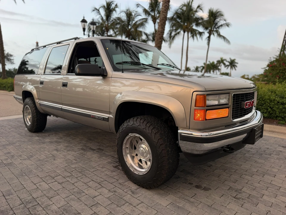 1999 GMC Suburban 8th Gen - Image 24 of 31