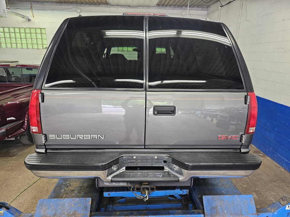 1999 GMC Suburban 8th Gen - Image 27 of 31