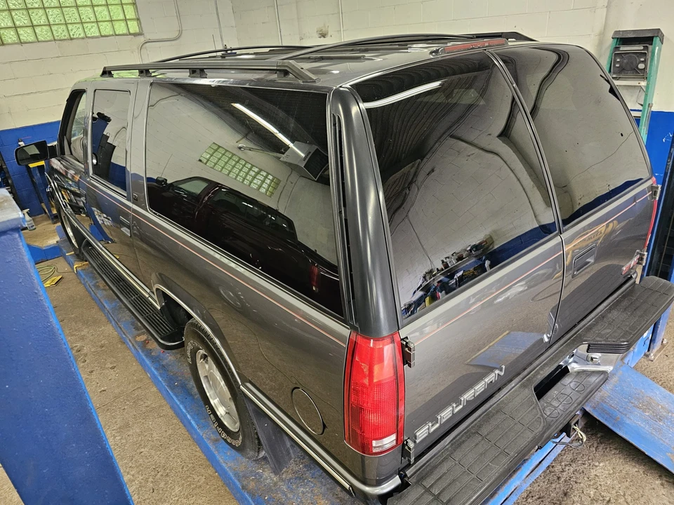 1999 GMC Suburban 8th Gen - Image 26 of 31
