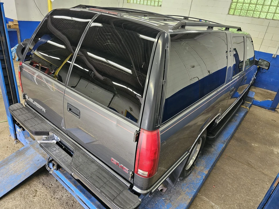 1999 GMC Suburban 8th Gen - Image 29 of 31