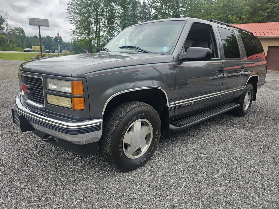 1999 GMC Suburban 8th Gen - Image 2 of 31
