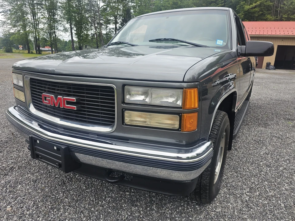 1999 GMC Suburban 8th Gen - Image 3 of 31
