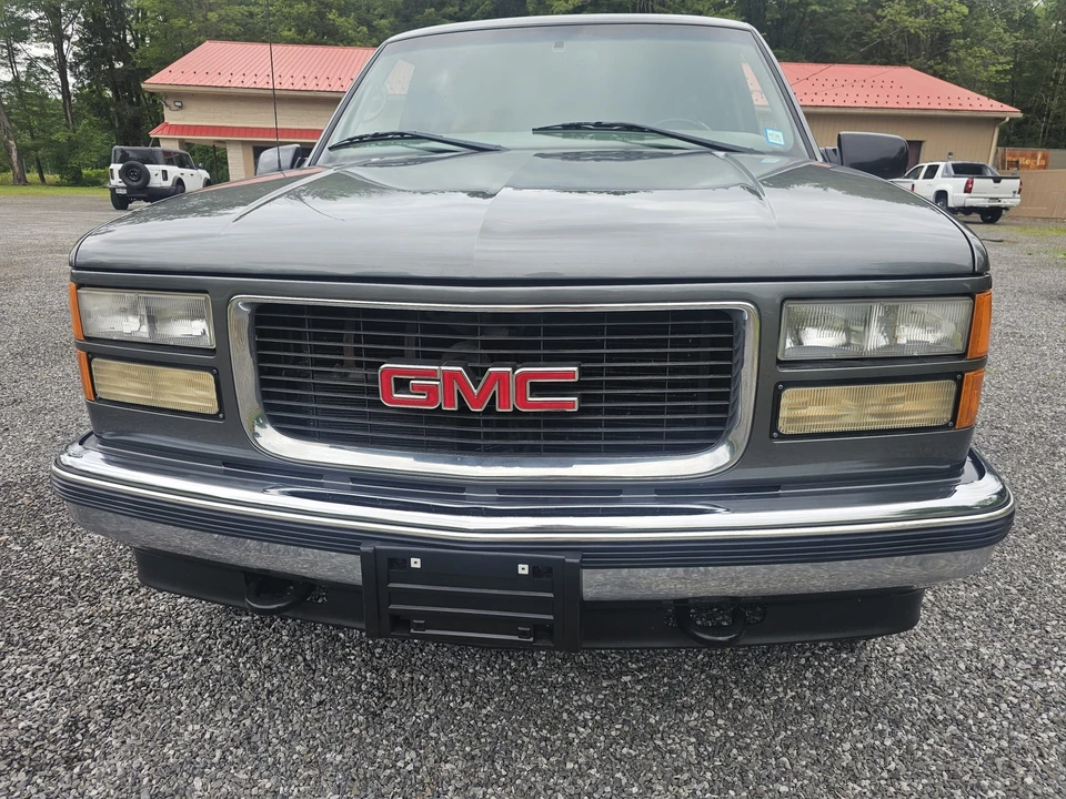 1999 GMC Suburban 8th Gen - Image 4 of 31