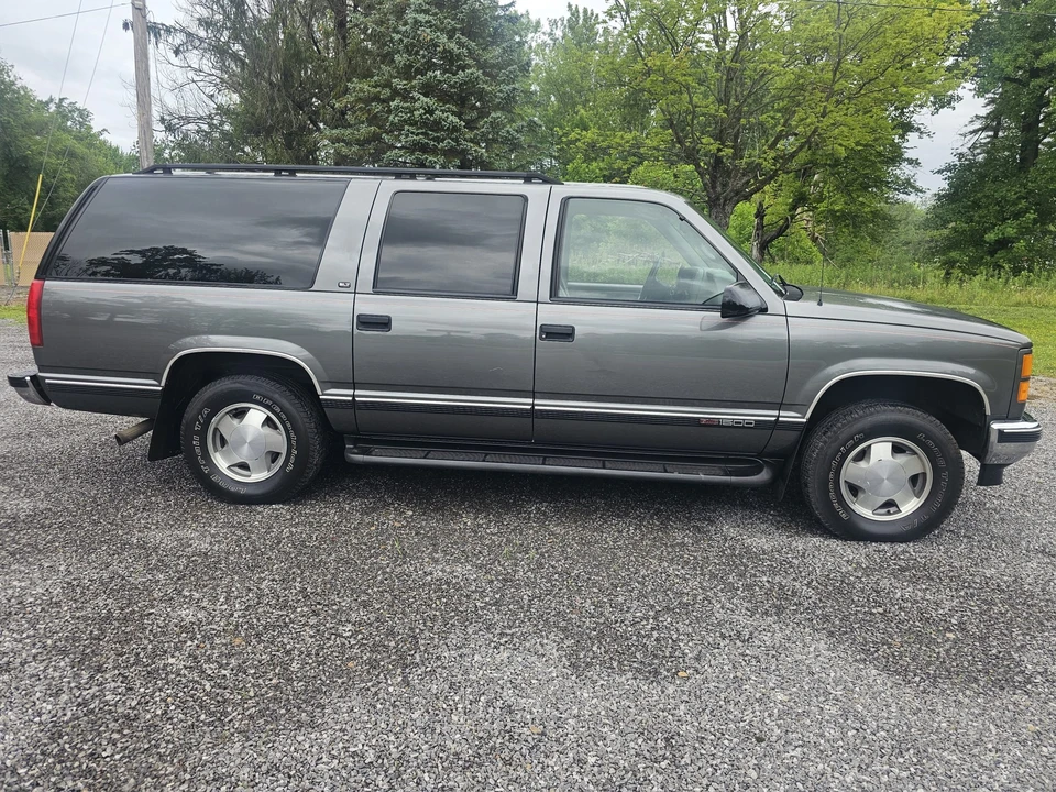 1999 GMC Suburban 8th Gen - Image 8 of 31