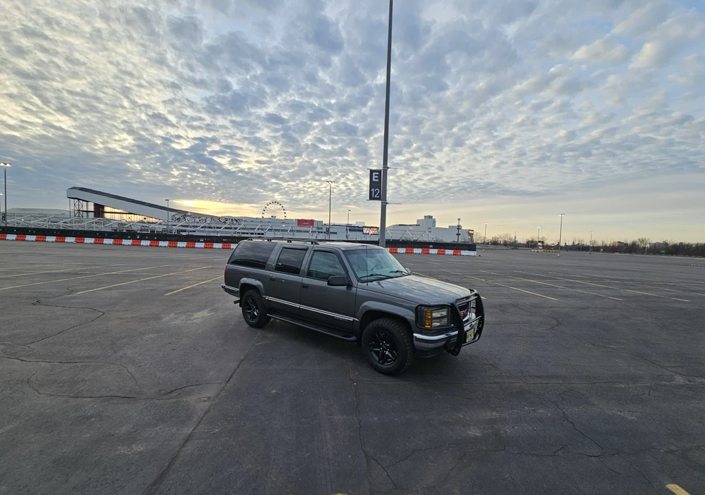 1999 GMC Suburban 8th Gen - Image 2 of 31