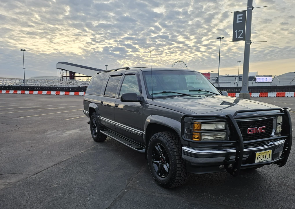 1999 GMC Suburban 8th Gen - Image 3 of 31
