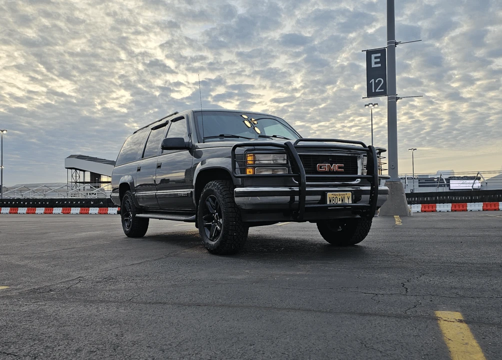1999 GMC Suburban 8th Gen - Image 4 of 31