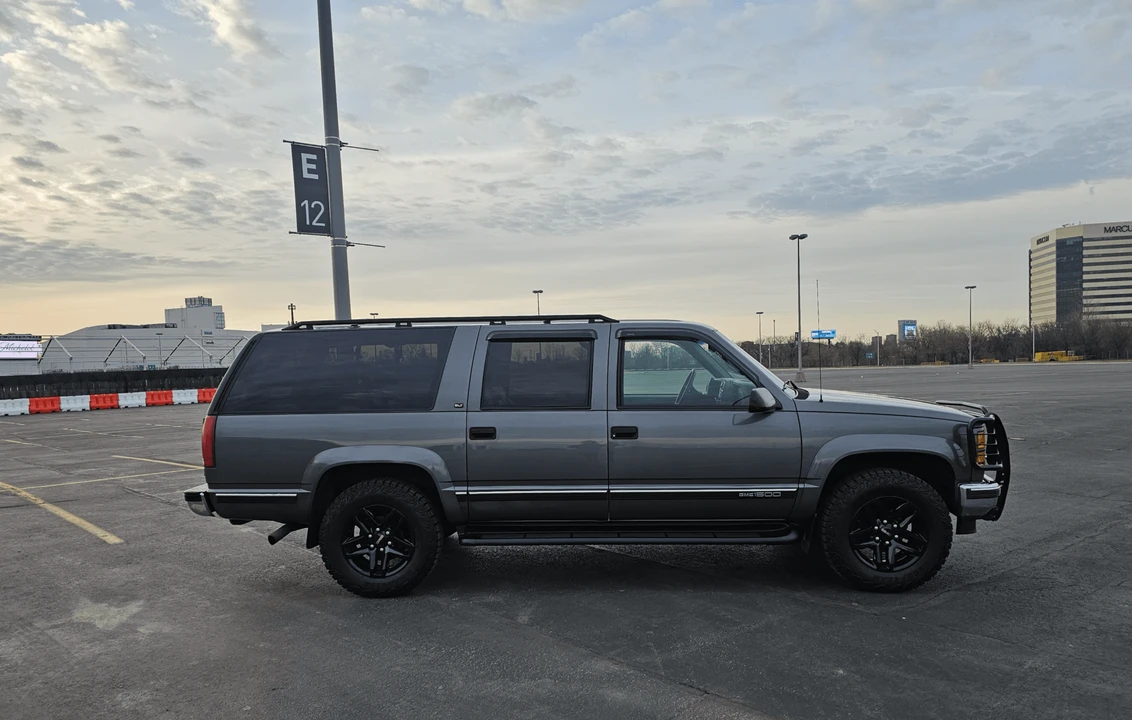 1999 GMC Suburban 8th Gen - Image 19 of 31
