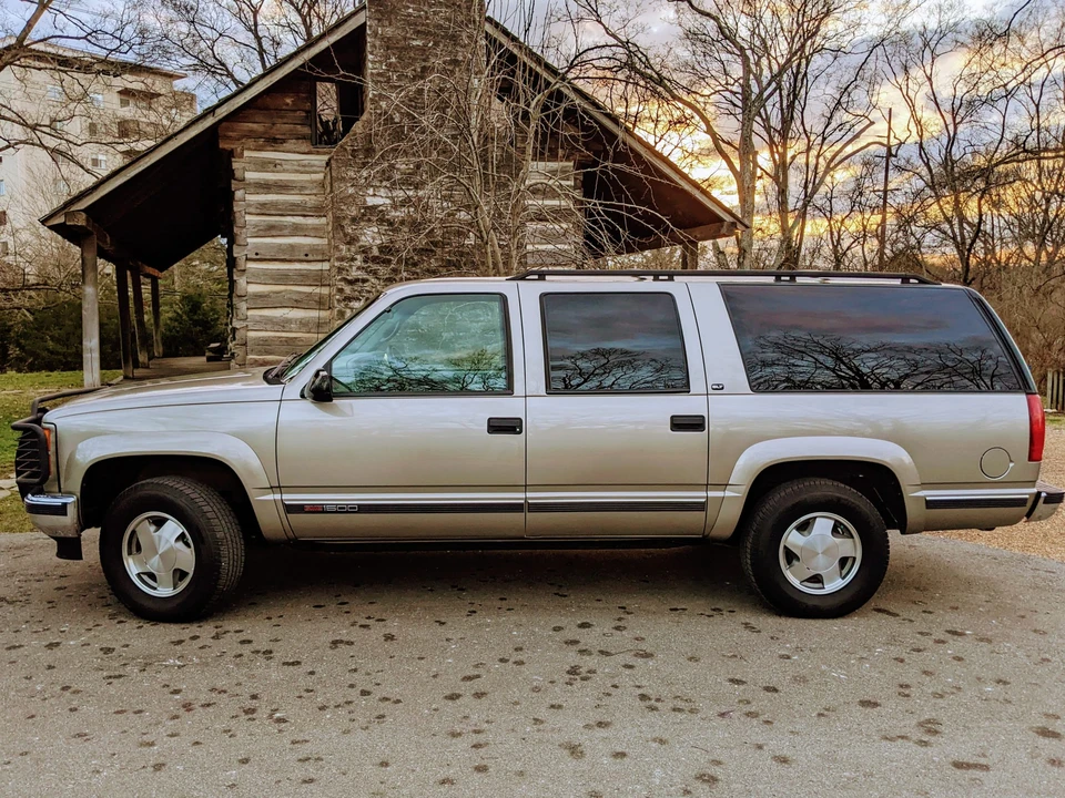 1999 GMC Suburban 8th Gen - Image 2 of 31