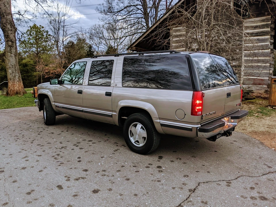 1999 GMC Suburban 8th Gen - Image 28 of 31