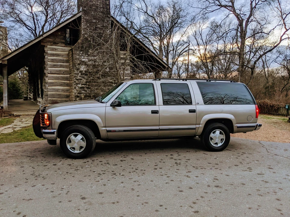 1999 GMC Suburban 8th Gen - Image 3 of 31