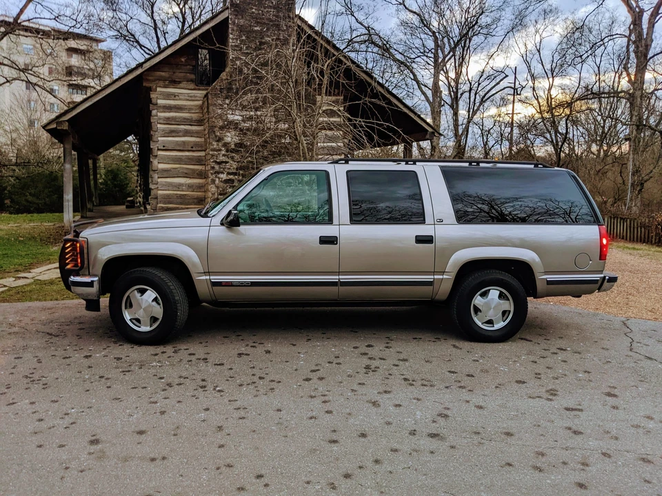 1999 GMC Suburban 8th Gen - Image 4 of 31