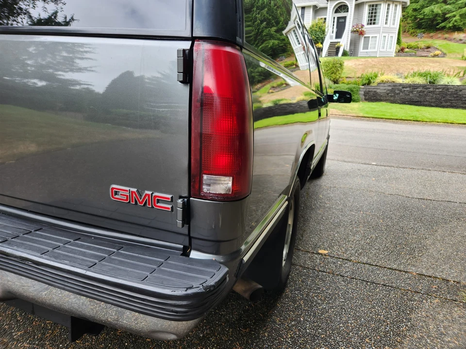 1999 GMC Suburban 8th Gen - Image 24 of 31