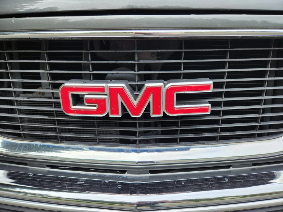 1999 GMC Suburban 8th Gen - Image 26 of 31
