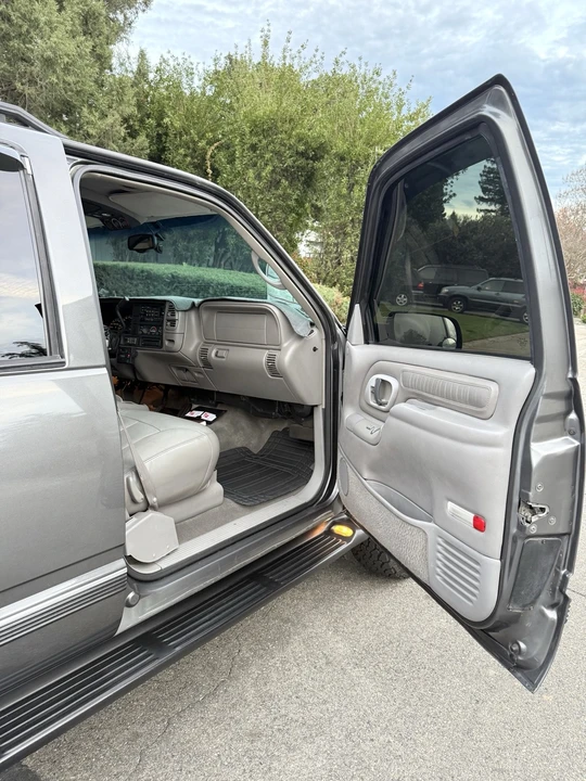 1999 GMC Suburban 8th Gen - Image 18 of 21