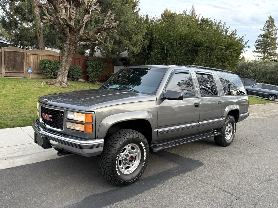 1999 GMC Suburban 8th Gen - Image 2 of 21